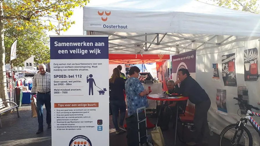 tent op markt politie