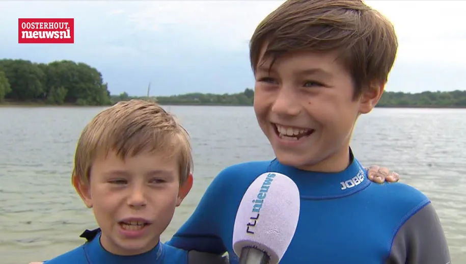 zwemmende broertjes