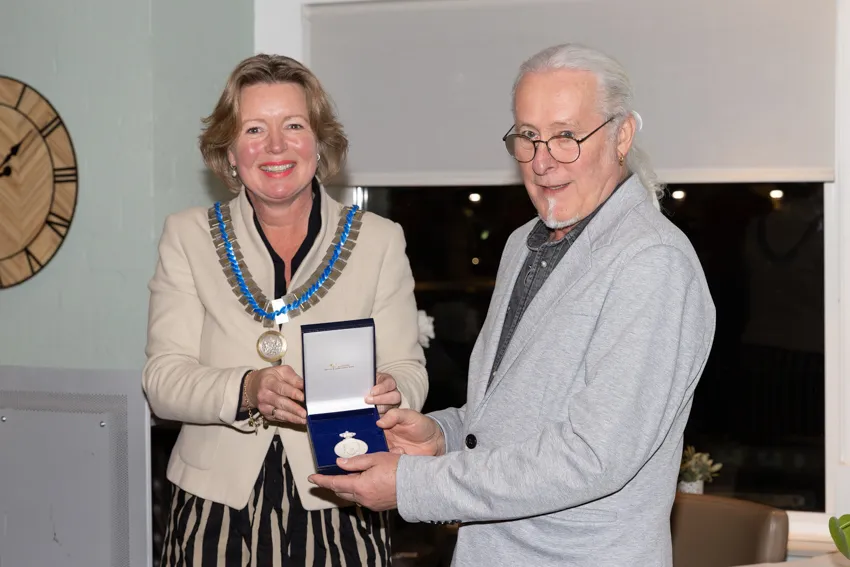 007 foto uitreiking koninklijke erepenning voor de heterense tennis vereniging