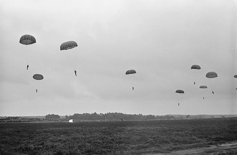 800px 70 engelse parachutisten deden luchtlanding op de ginkelse heide ter herdenking bestanddeelnr 914 3236