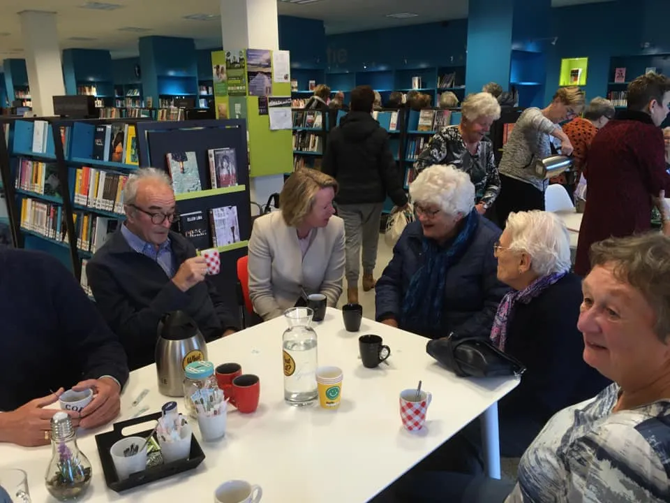 burgemeester in bibliotheek elst
