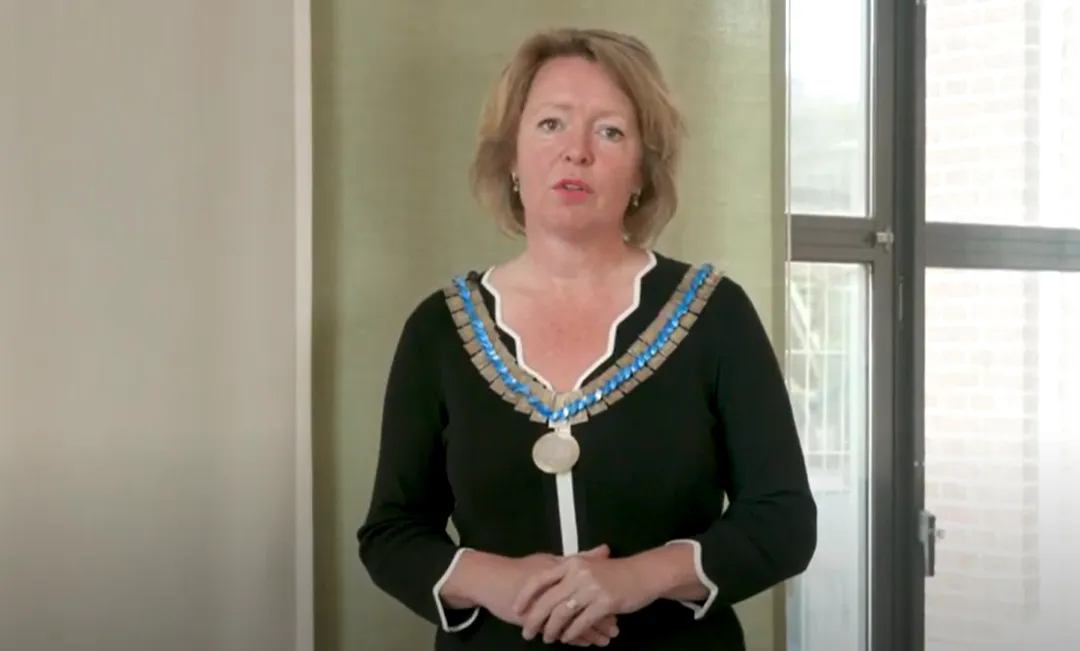 burgemeester patricia hoytink roubos in video dodenherdenking 4 mei 2020