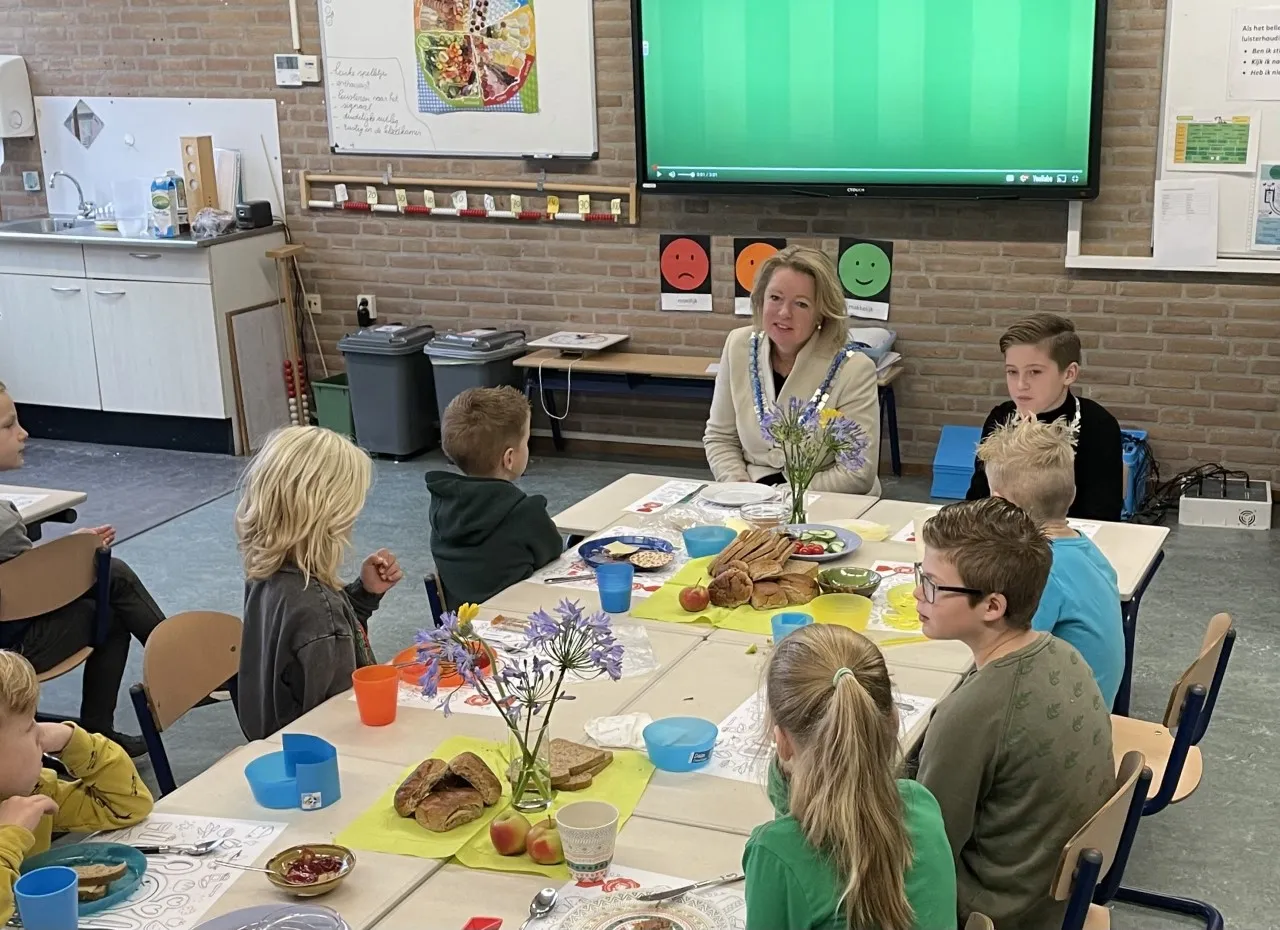 burgemeesters schuiven aan bij nationaal schoolontbijt op de ark