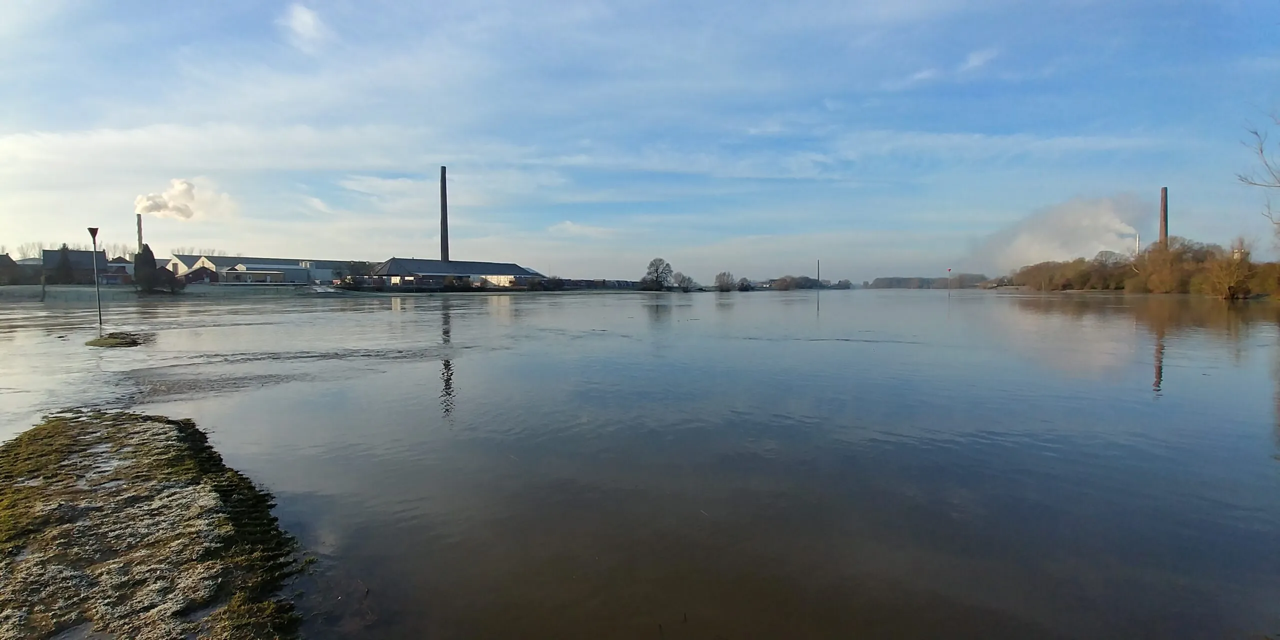 drie schoorstenen bij hoog water scaled