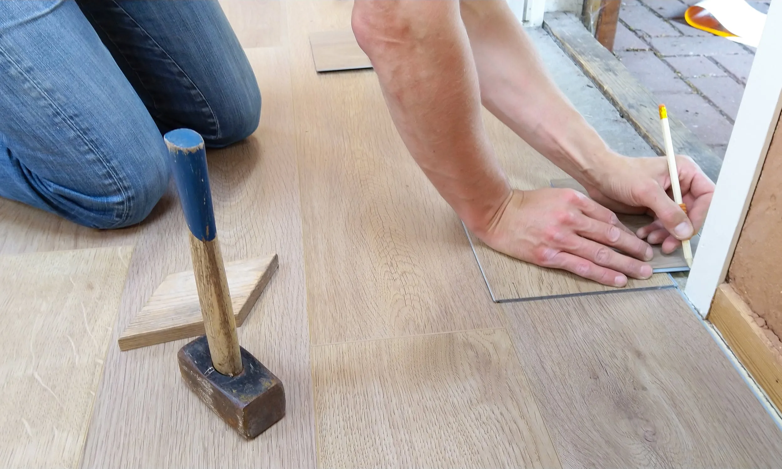 floor flooring hand man 1388944