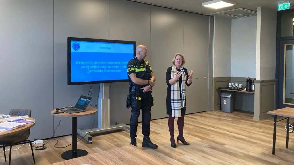 foto bgm patricia hoytink roubos en wijkagent ronald klarenbeek