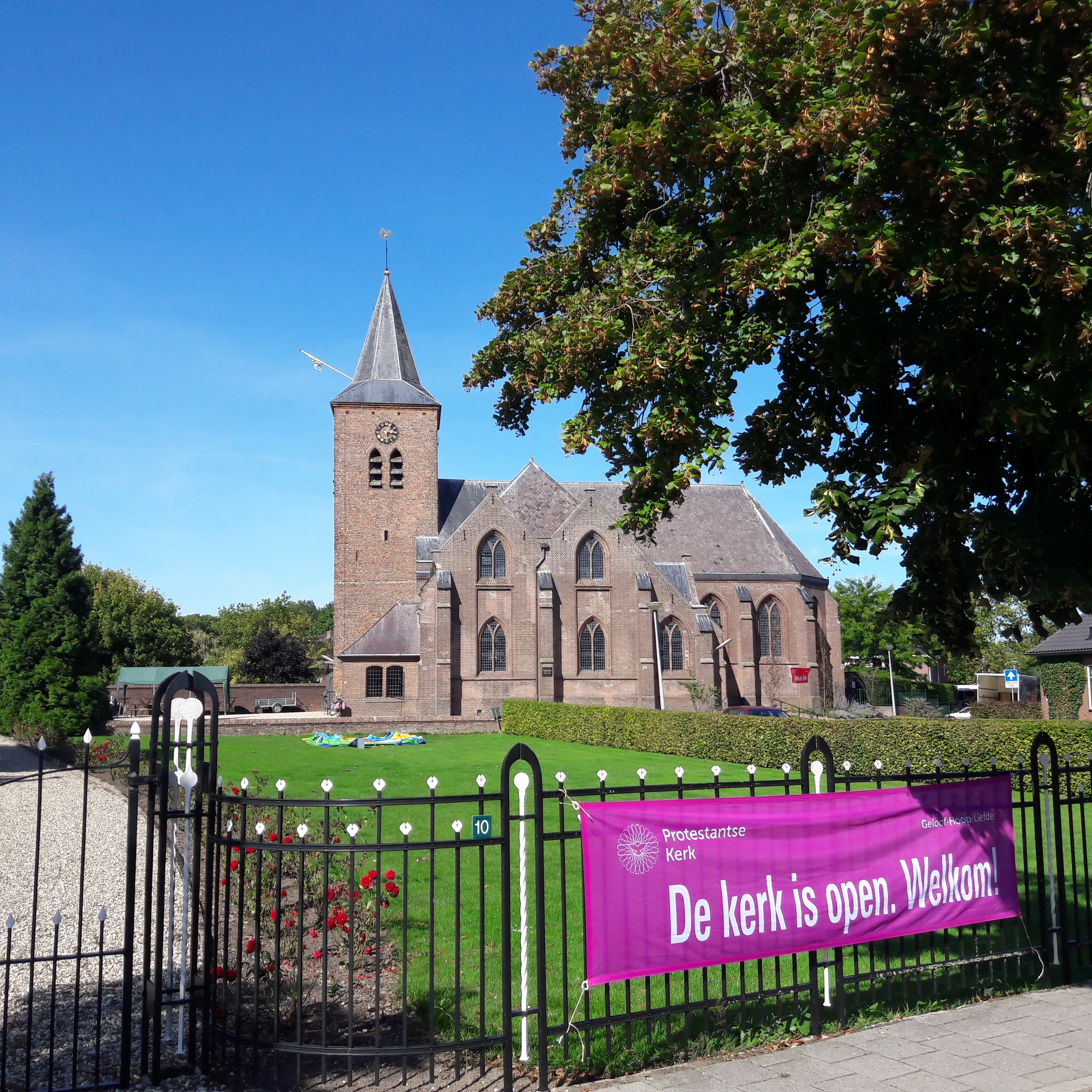 foto de kerk is open