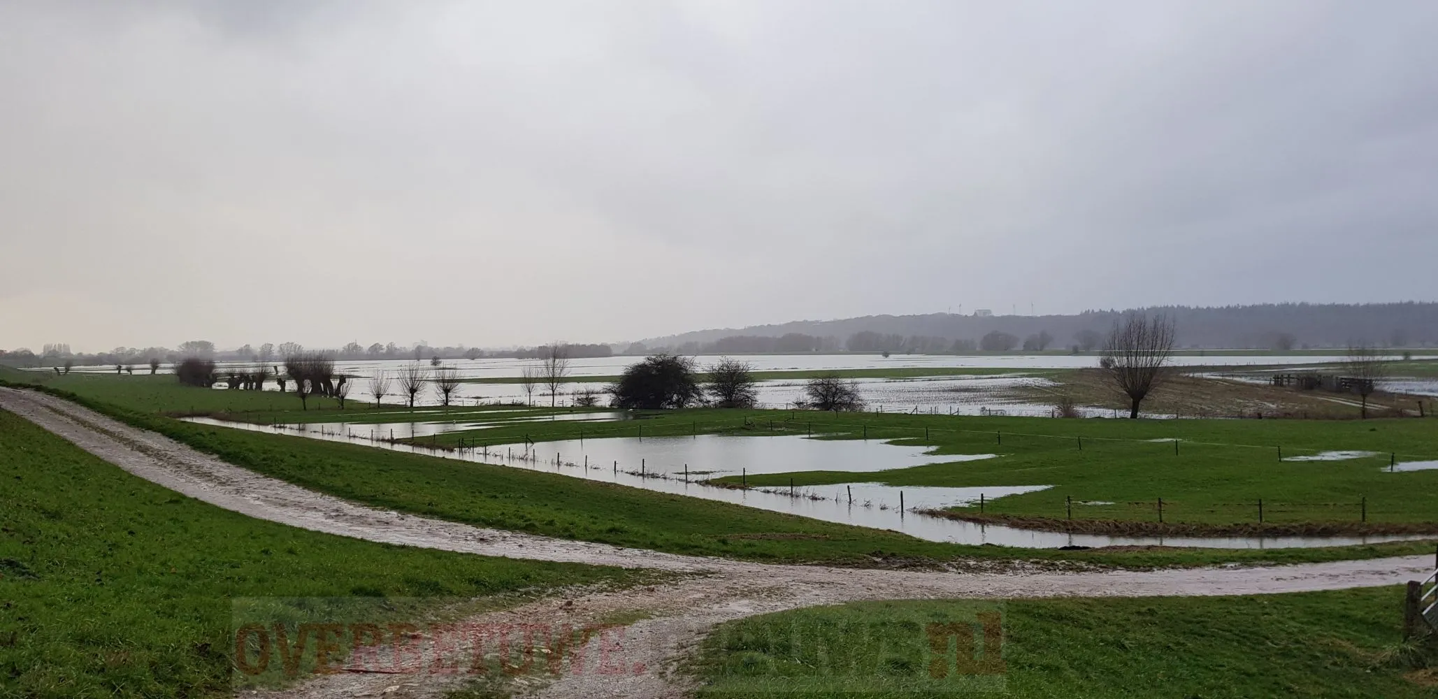 hoogwater dijk