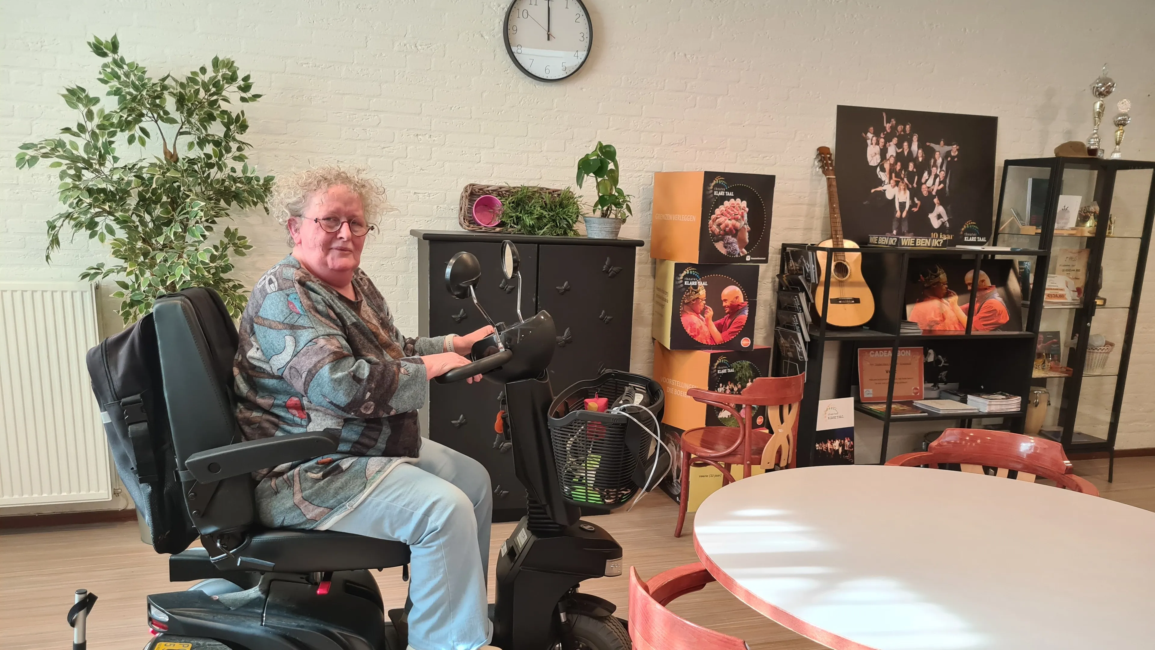 jacqueline aan tafel in het huis van wijk triade longcafe