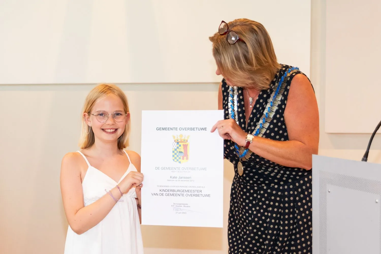 kate ontvangt oorkonde uit handen van burgemeester patricia hoytink roubos