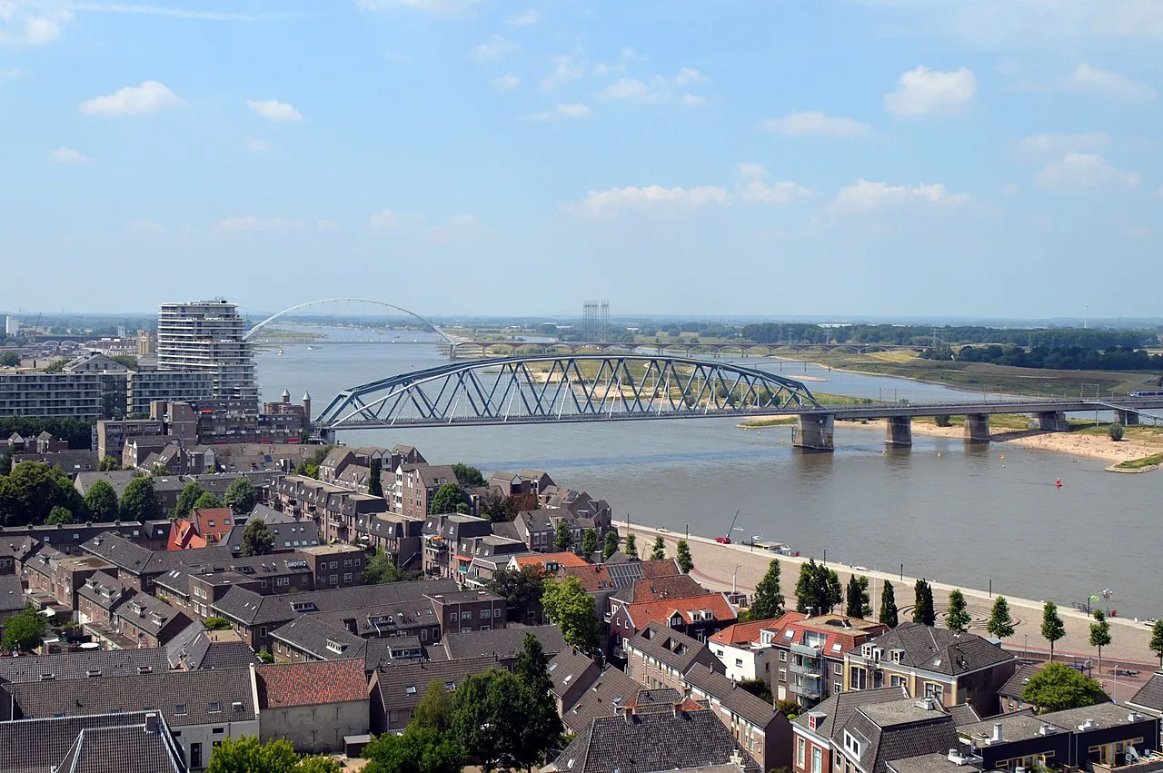 nijmegen railway bridge river waal in the back the oversteek bridge seen from the stevenskerk roger veringmeier wikimedia cc by sa 40