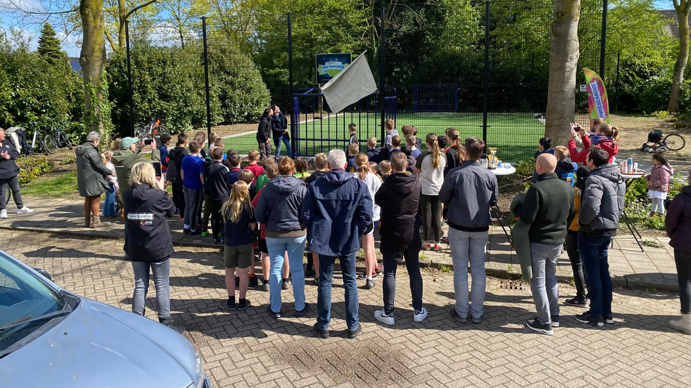 onthulling bord het voorzetje voetbalveld zetten
