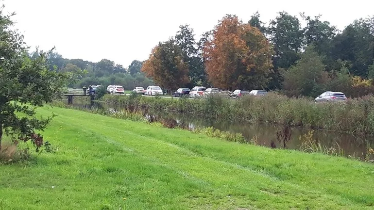 vele agenten doen onderzoek naar het gezin dat jarenlang in een kelder leefde in ruinerwold foto rtv drenthe andries ophof