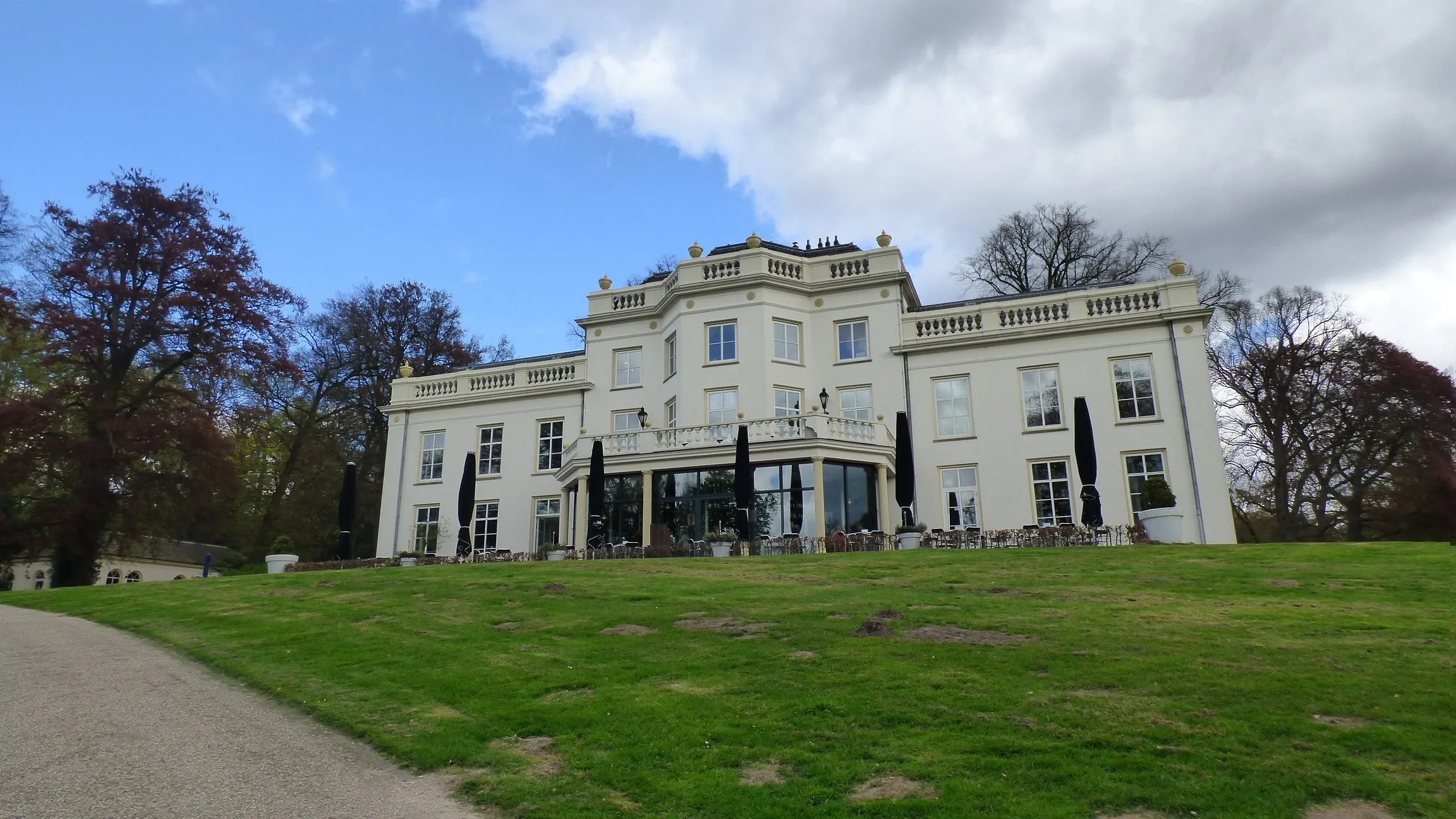 witte villa in sonsbeek arnhem 2016 django groen cc by 40