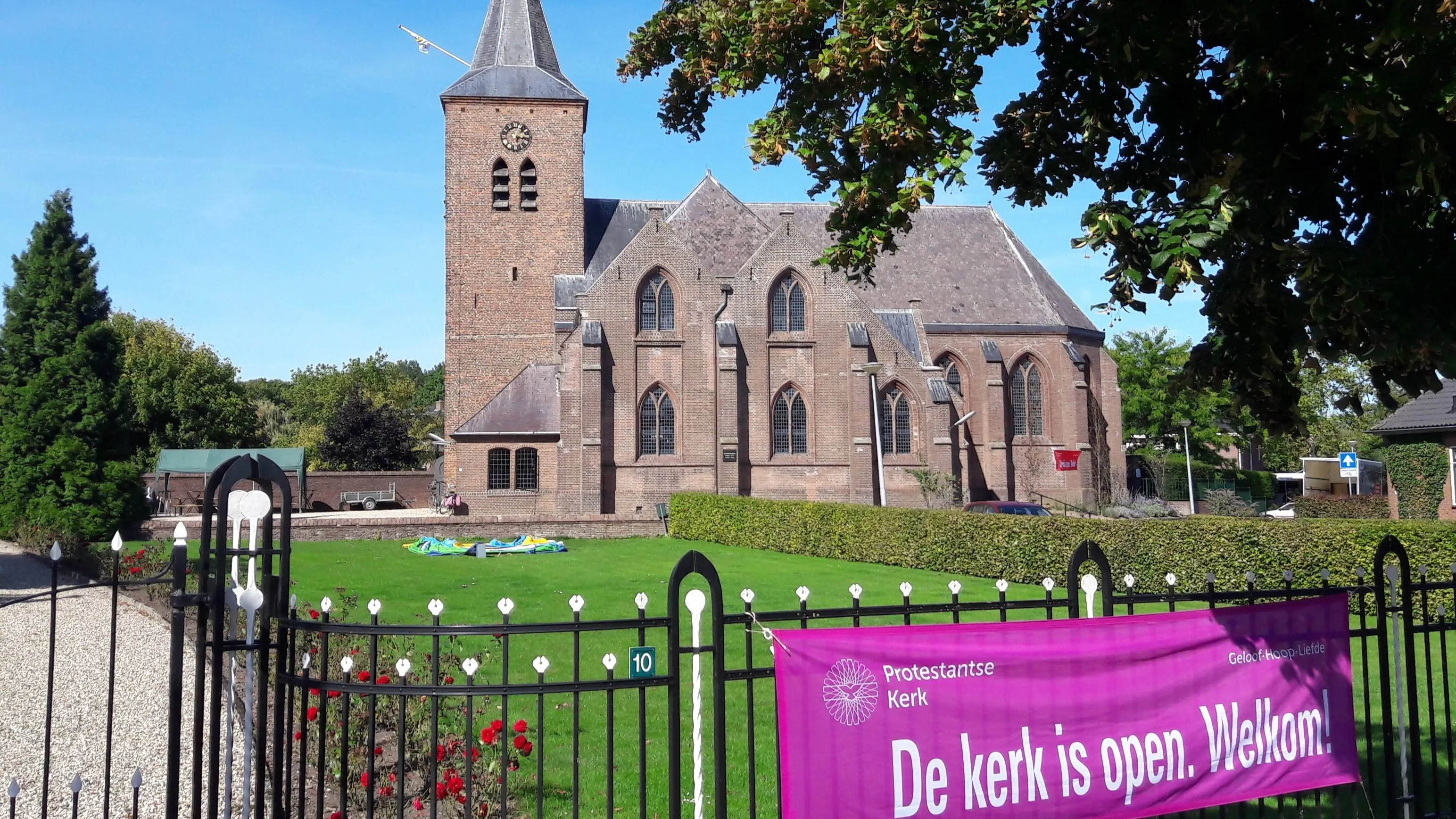 foto de kerk is open