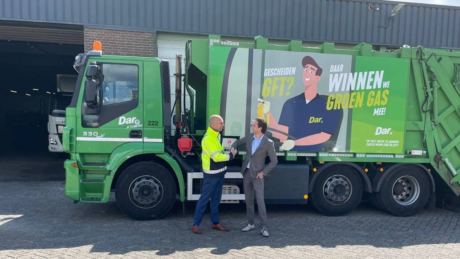 Rik van den Dam en directeur Bart de Bruin Dar schudden de hand voor Dar voertuig - hogere kwaliteit