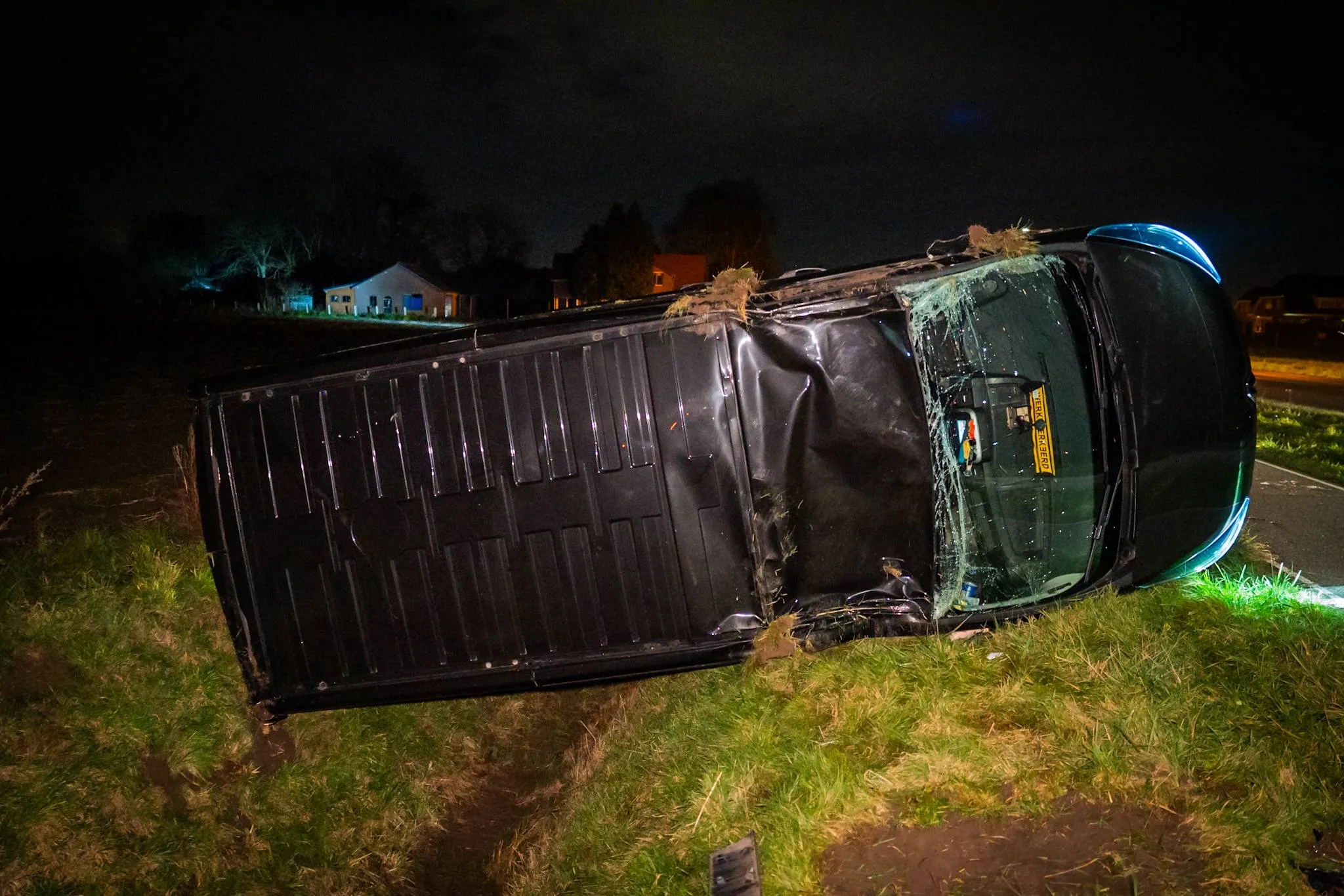 17-12 bestelbus op zijn kant