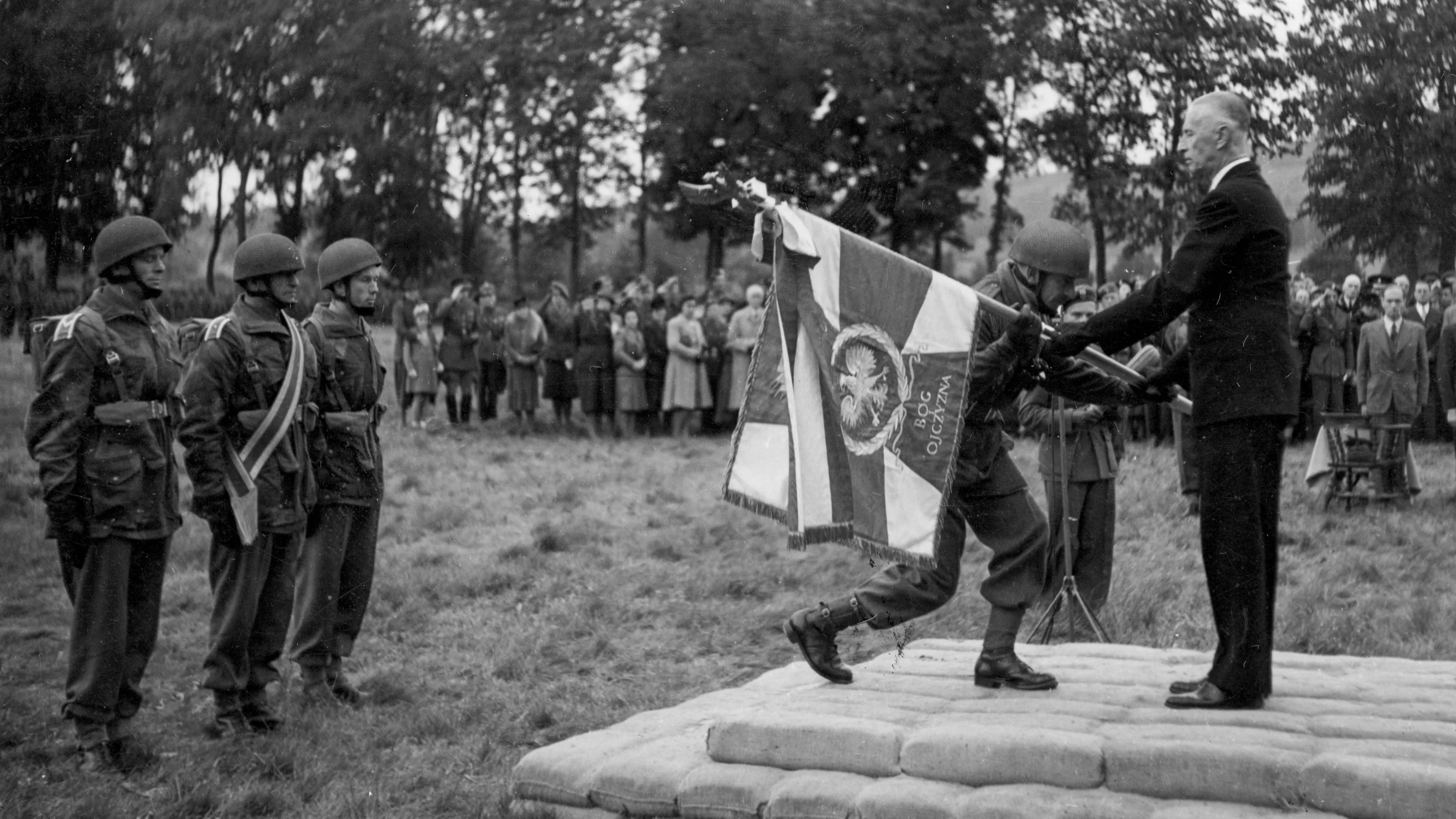 Stanislaw-Sosabowski-ontvangt-het-vaandel-uit-handen-van-president-Raczkiewicz-juni-1944.