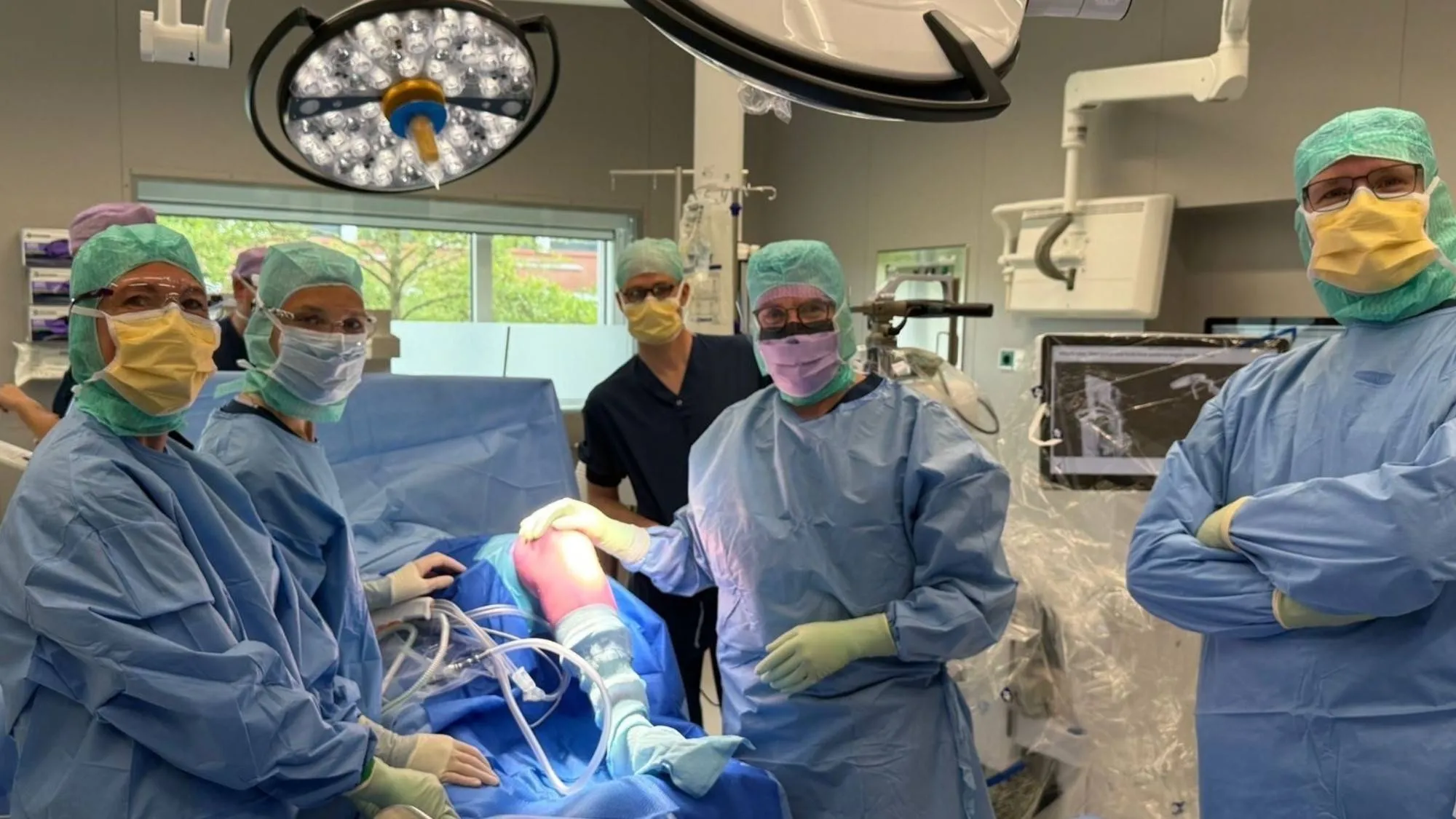 Foto eerste plaatsing halve knieprothese mbv robot Velys in Ziekenhuis Gelderse Vallei-mei 2026