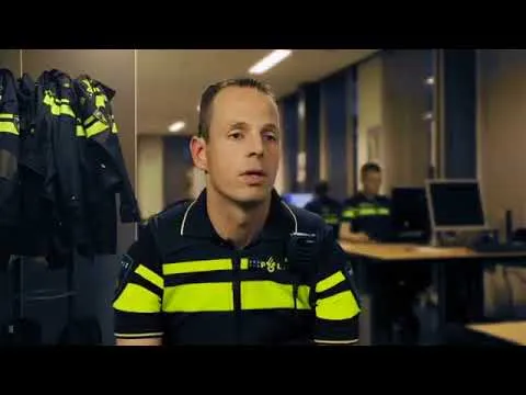 achtervolging in amsterdam politie ontdekt vuurwapen bij een aantal mannen en ze beginnen te vluchten