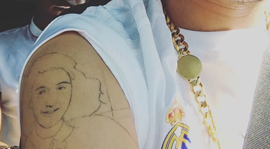 Ronnie Flex zet 'Anne Frank' tattoo!?
