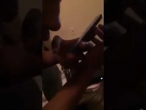 busted jongen belt zijn vriendin op en hoort dat ze sex heeft met een andere man
