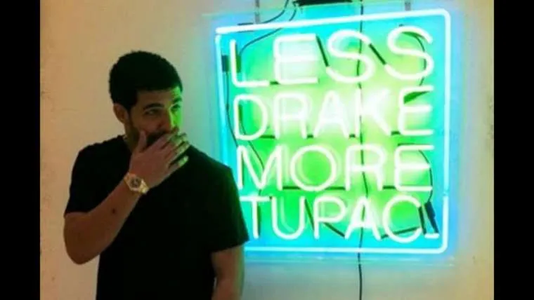 drake legt uit waarom hij een kunst object met 8216 less drake more tupac 8217 erop heeft gekocht