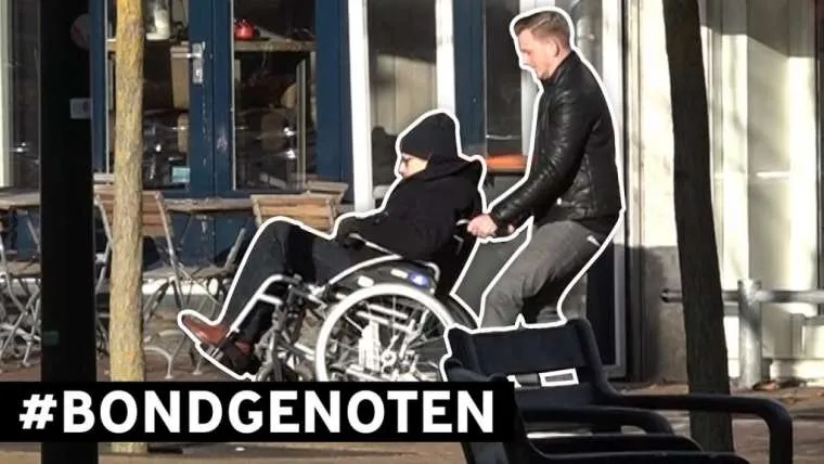 experiment omstanders reageren op jongens die een opa in een rolstoel pesten