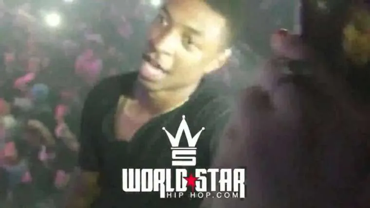 fan springt vanaf de 2e verdieping op het podium van lil uzi vert en wordt eraf geslagen