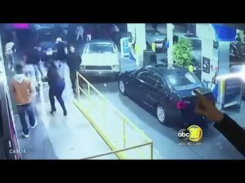 heftige beelden schietpartij tussen gang members vastgelegd op camera