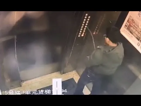 karma jongen pist op liftknopjes en komt vervolgens vast te zitten in de lift