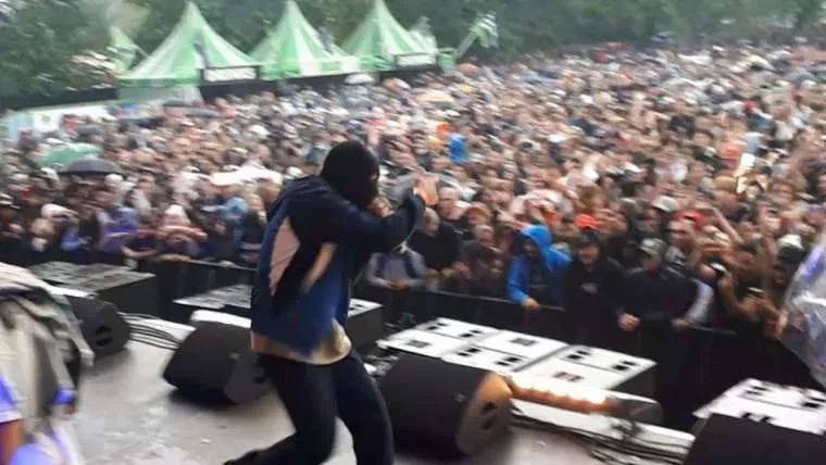 killer kamal laat zien hoe hij een showtje geeft op appelsap