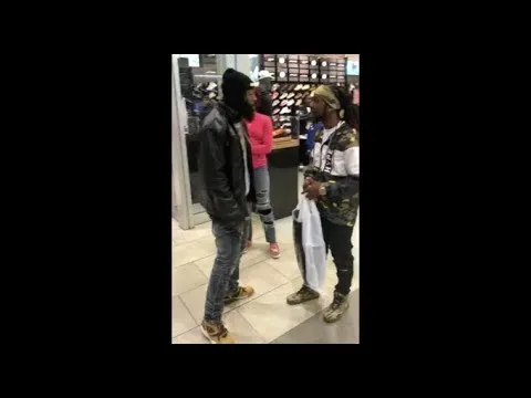 lol jongen betrapt iemand waar hij nog geld van krijgt terwijl hij schoenen koopt