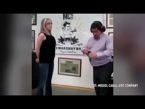 man schiet op een vrouw om te bewijzen dat het kogevrije vest werkt