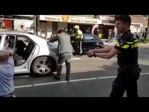 negen man met getrokken wapens uit een auto gehaald in amsterdam
