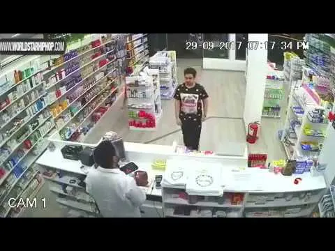 onbegrijpelijk vader laat zijn zoontje de apotheek beroven