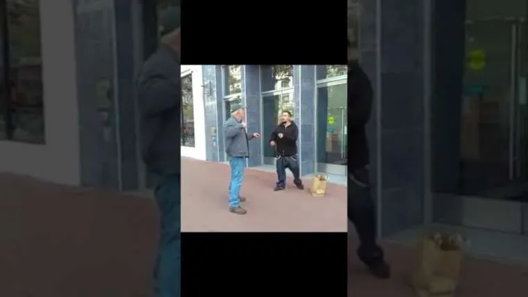 onderschat opa slaat jonge jongen die hem uitdaagt in n klap knock out