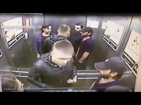 rambo man slaat drie mannen tegelijkertijd in elkaar