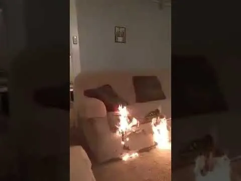 savage boze vrouw steekt na een discussie het huis van haar man in de fik