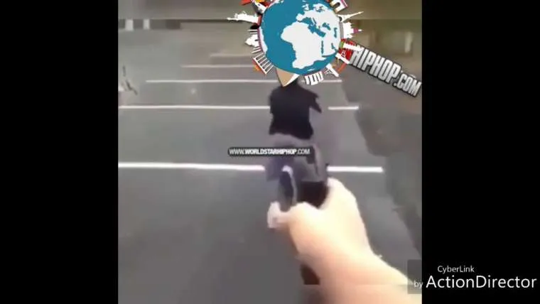 savage jongetje krijgt in de speeltuin op walgelijke wijze een pistool op zich gericht