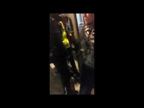 video 15 jarige jongen slaat politieagent in elkaar