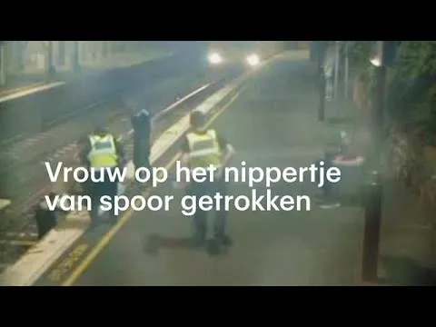 video agenten trekken vrouw op het nippertje weg voor trein