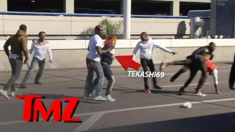video beelden van 6ix9ine en zijn crew in een gevecht duiken op