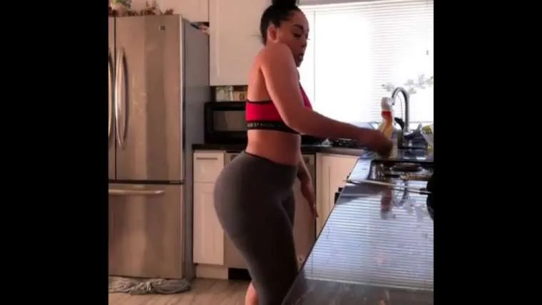 video dame gaat viral met haar moves in de keuken