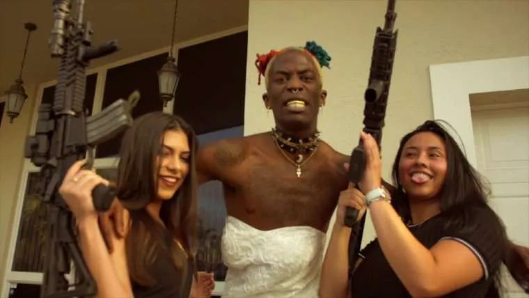 video het hele internet heeft het over deze rapper die in zijn videoclip een trouwjurk draagt en wapens laat zien