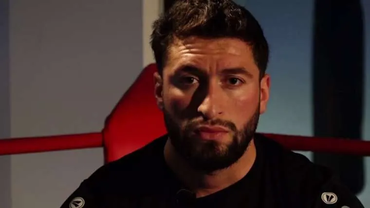video jamal ben saddik biedt fans excuses aan voor spuugincident