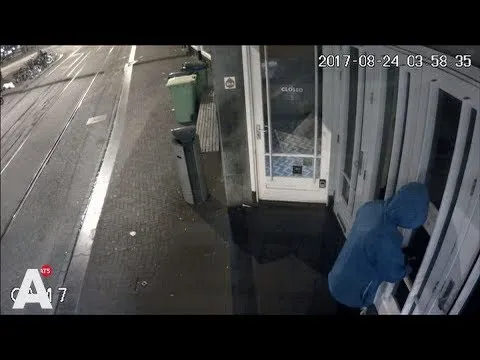 video man plakt handgranaat op club in amsterdam