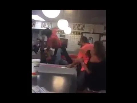 video man wordt in een wafelhuis in elkaar geslagen nadat hij een man n gger noemt