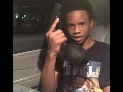 video politie deelt beelden van tay k en zijn vrienden die een dansende man in een koeienpak overhoop knallen