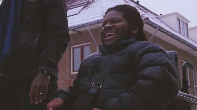 video rapper lil cb plaatst indrukwekkende video over rappen en leven in een rolstoel